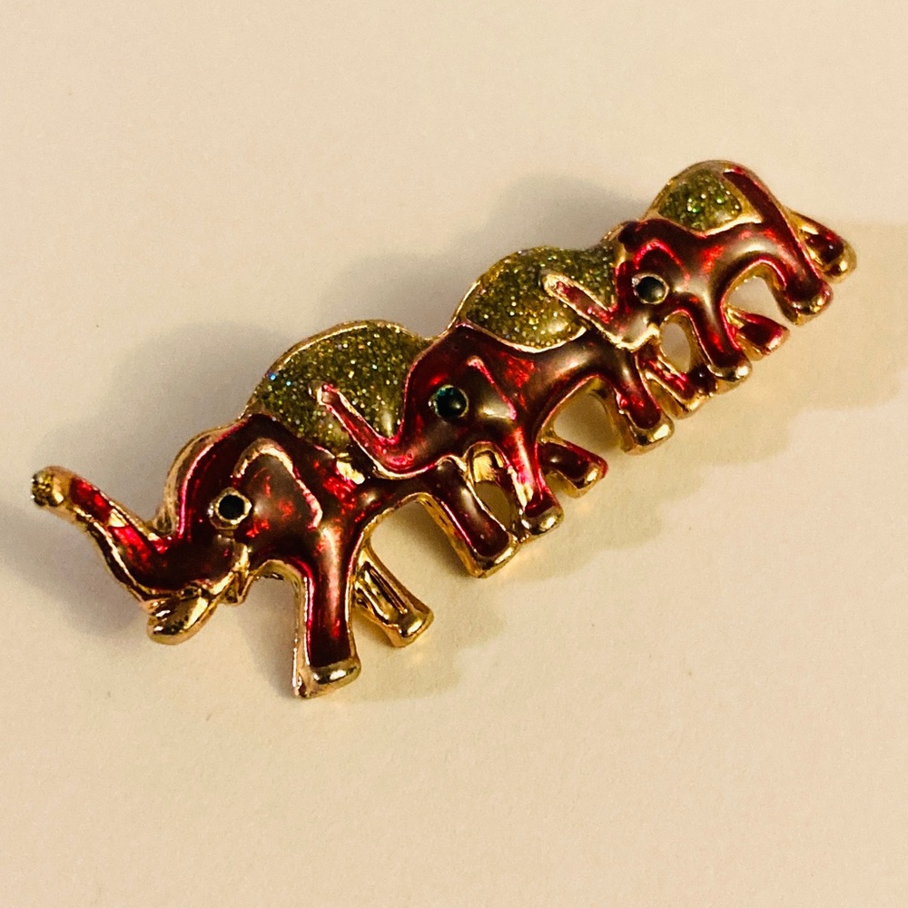 Three Pink Elephants Brooch - Picture 5 of 7